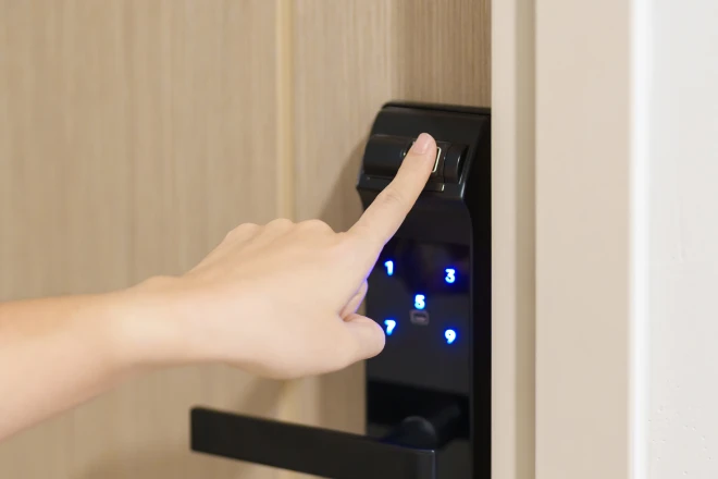 electronic locking system with fingerprint scanner