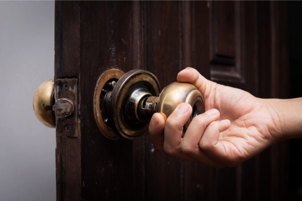 cylinder lock issues where the lock spins or feels loose