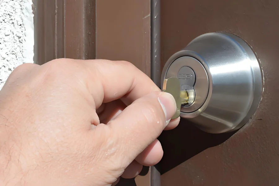 Interchangeable core lock system allowing fast access changes without replacing hardware