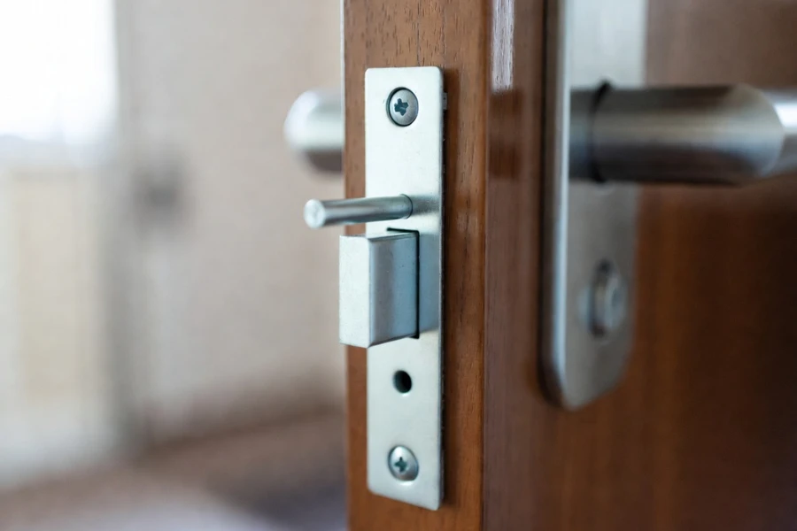 Deadlocking latch mechanism used in secure door locks