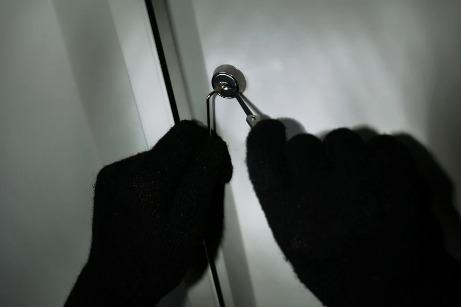 standard lock cylinder vulnerable to bump key attack